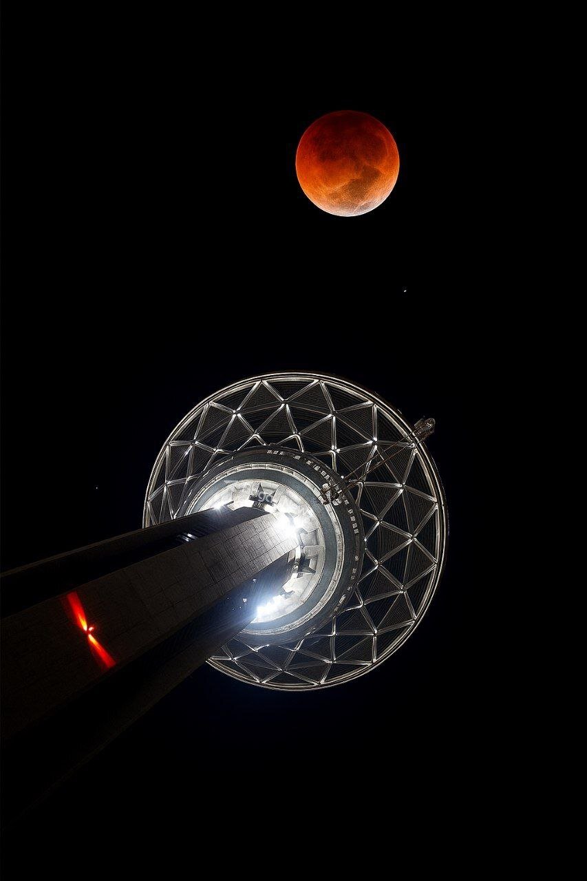 ثبت لحظه ای زیبا و خاص از ماه گرفتگی شب گذشته در تهران + عکس برج میلاد