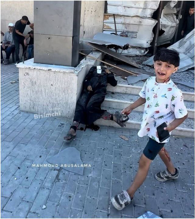 تصاویر این پسربچه پربازدید شد؛ شهادت پدر و مادر پیش چشمانش | ببینید