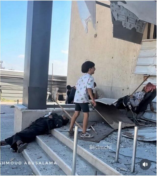 تصاویر این پسربچه پربازدید شد؛ شهادت پدر و مادر پیش چشمانش | ببینید