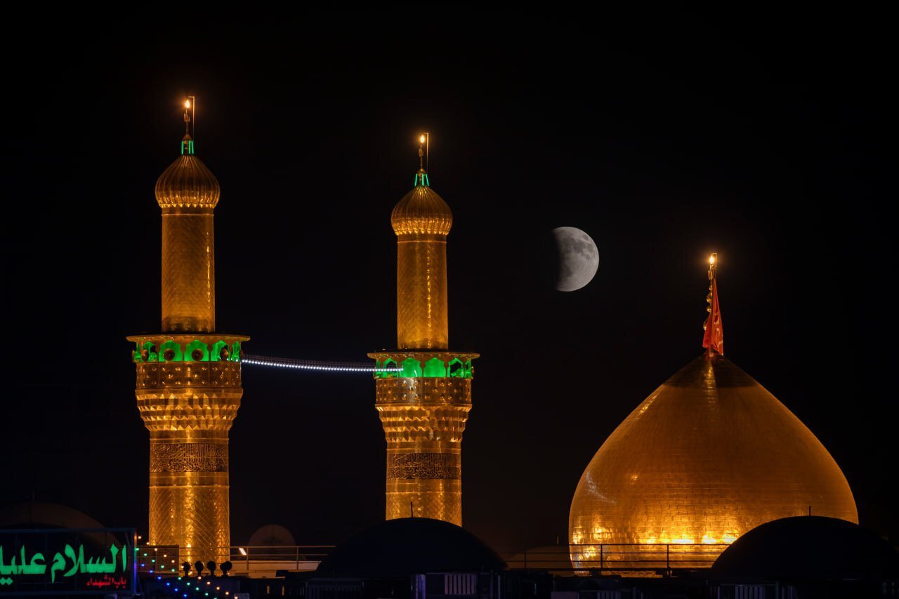 ماه خونین و گنبد قمر بنی هاشم + تصاویر | یک تقارن جالب
