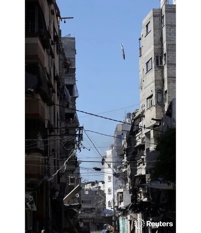 ثبت لحظه برخورد موشک اسرائیل به خانهای در غزه | تصاویر