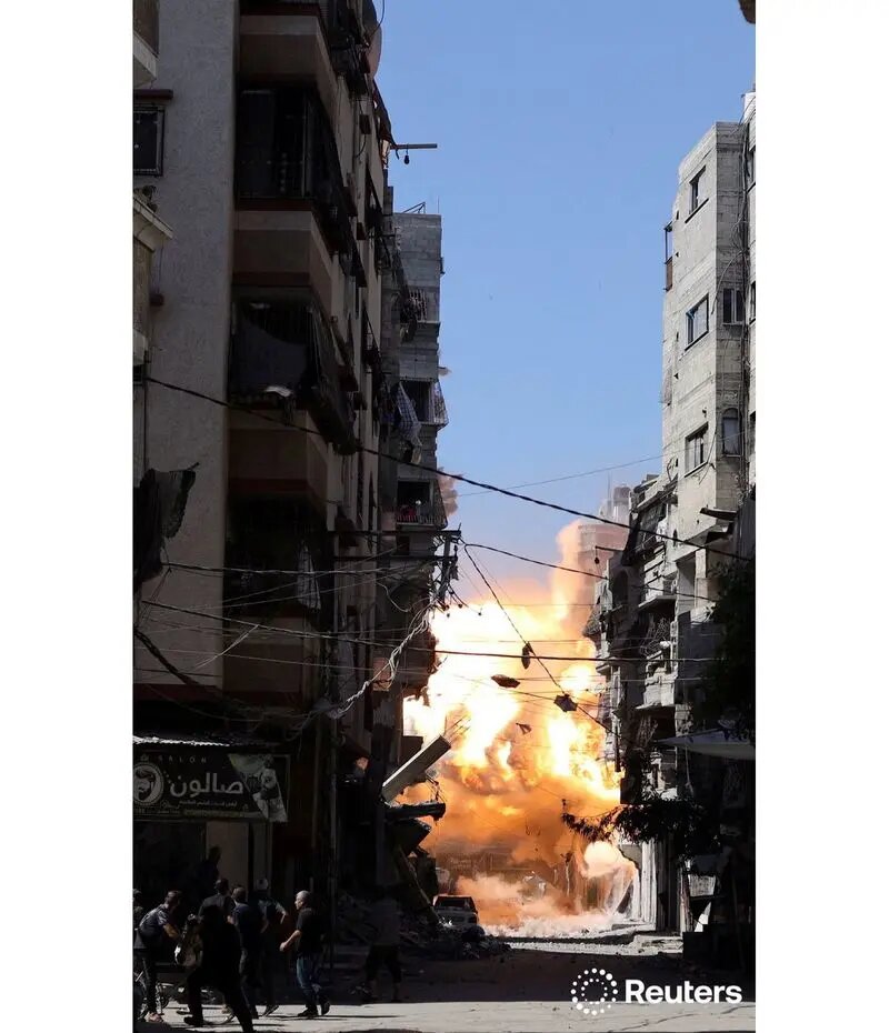 ثبت لحظه برخورد موشک اسرائیل به خانهای در غزه | تصاویر