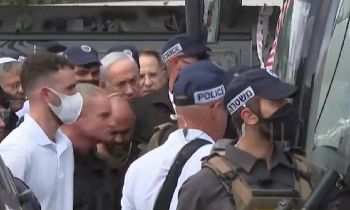 چهره نگران نتانیاهو در محل عملیات استشهادی مبارز فلسطینی + عکس