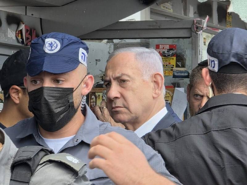 چهره نگران نتانیاهو در محل عملیات استشهادی مبارز فلسطینی + عکس