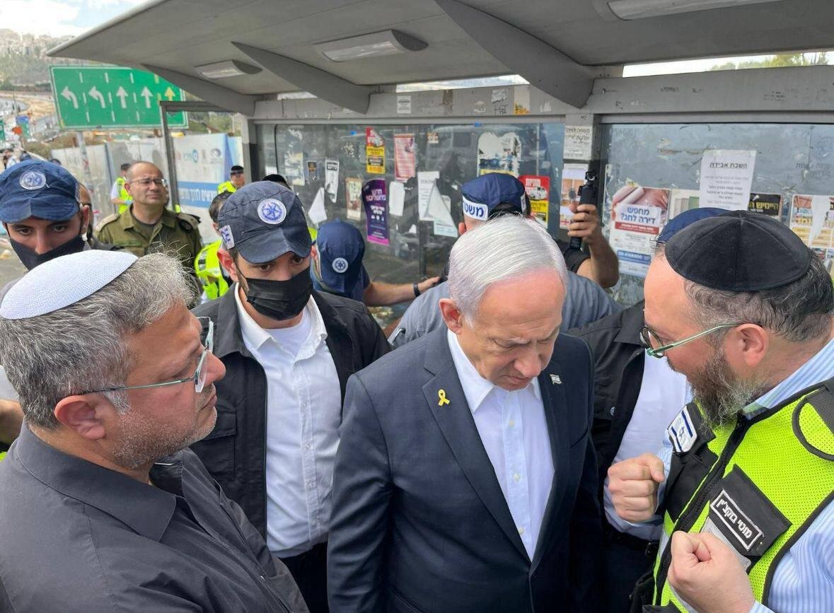 چهره نگران نتانیاهو در محل عملیات استشهادی مبارز فلسطینی + عکس