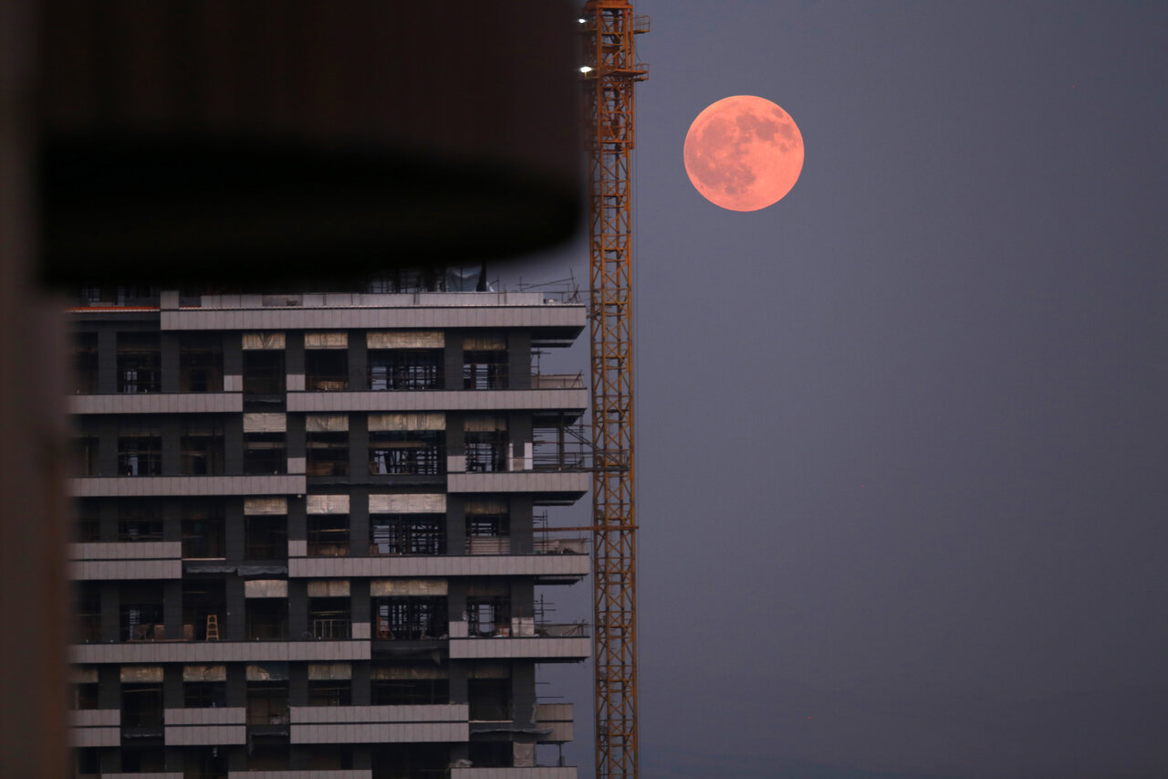 گردهمایی بزرگ نخبگان و مردم برای رصد خسوف در آسمان پایتخت | شبی که ماه پنهان شد