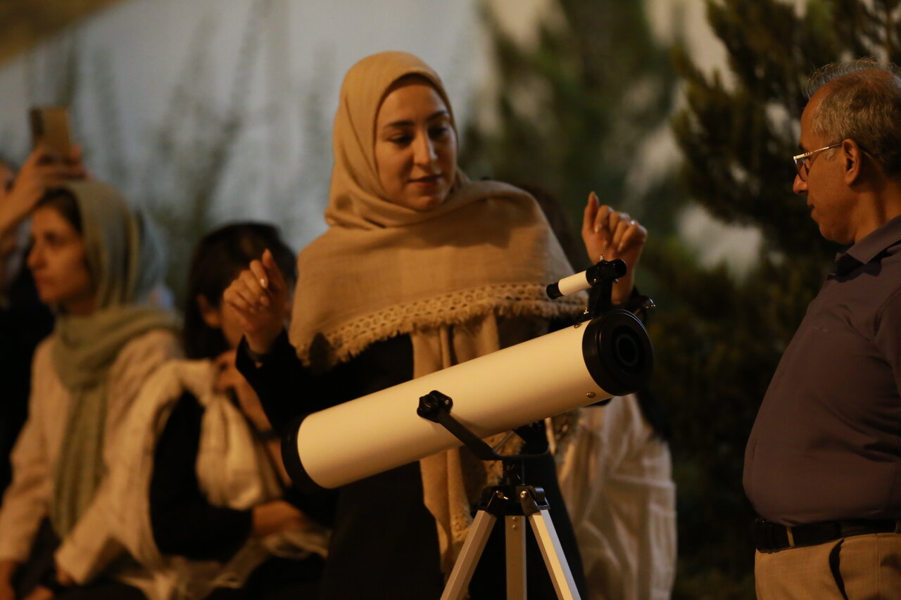 گردهمایی بزرگ نخبگان و مردم برای رصد خسوف در آسمان پایتخت | شبی که ماه پنهان شد