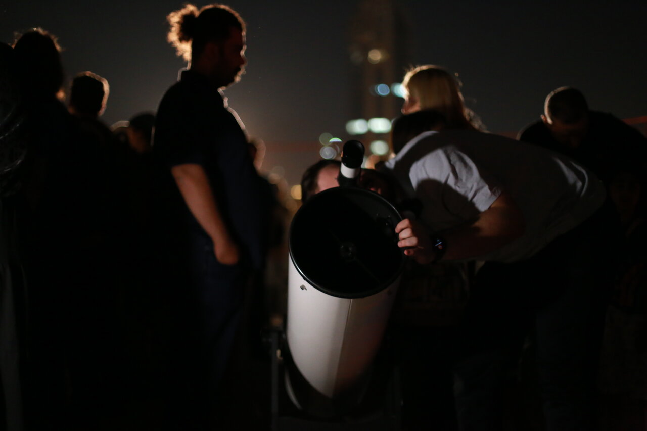 گردهمایی بزرگ نخبگان و مردم برای رصد خسوف در آسمان پایتخت | شبی که ماه پنهان شد