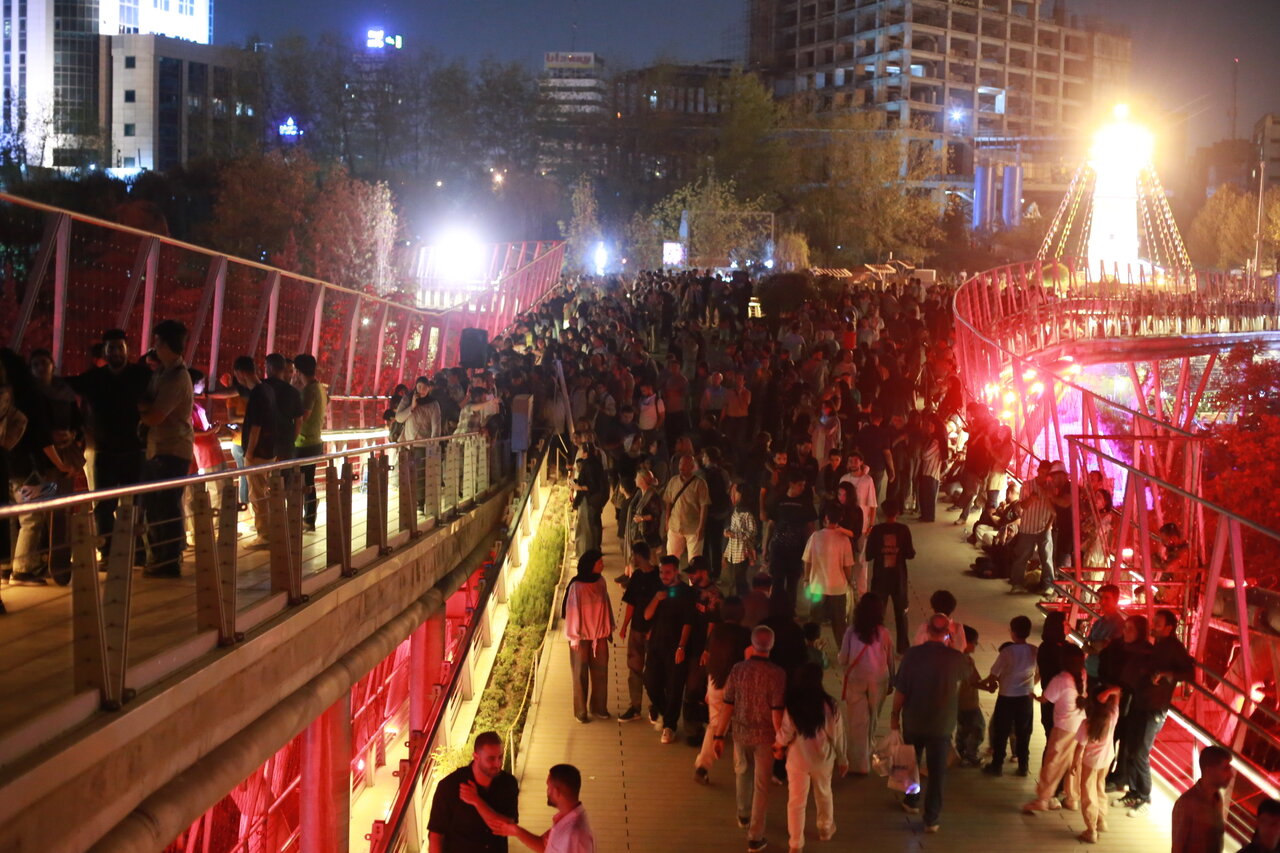 گردهمایی بزرگ نخبگان و مردم برای رصد خسوف در آسمان پایتخت | شبی که ماه پنهان شد