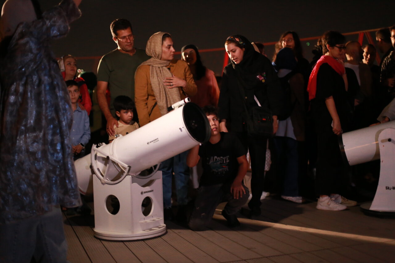 گردهمایی بزرگ نخبگان و مردم برای رصد خسوف در آسمان پایتخت | شبی که ماه پنهان شد