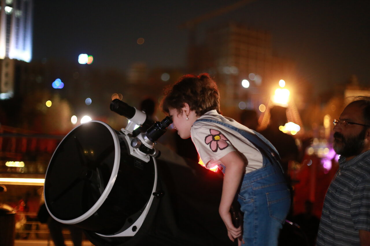 گردهمایی بزرگ نخبگان و مردم برای رصد خسوف در آسمان پایتخت | شبی که ماه پنهان شد