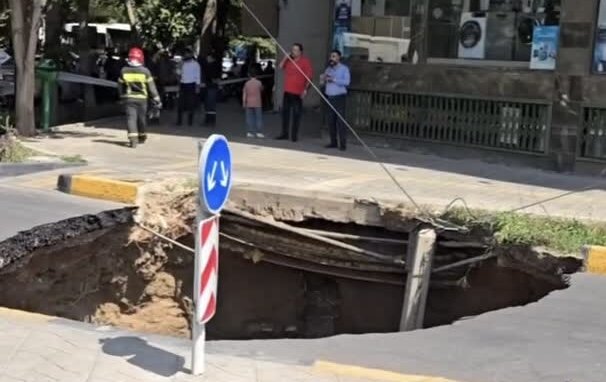 فرونشست ترسناک در اصفهان | تیر چراغ برق با تمام ارتفاعش داخل چاله افتاده! + فیلم