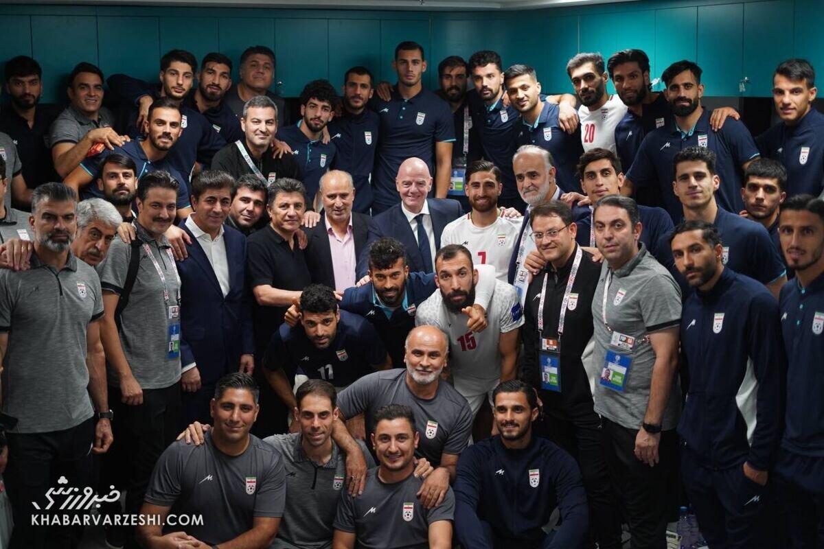 خندههای اجباری تیم ملی در رختکن بعد از شکست تلخ! + تصاویر | حضور اینفانتینو رییس فیفا در رختکن تیم ملی