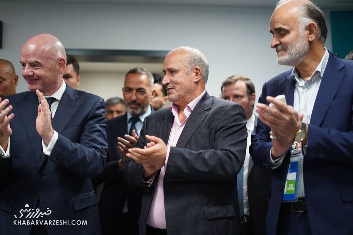 خندههای اجباری تیم ملی در رختکن بعد از شکست تلخ! + تصاویر | حضور اینفانتینو رییس فیفا در رختکن تیم ملی