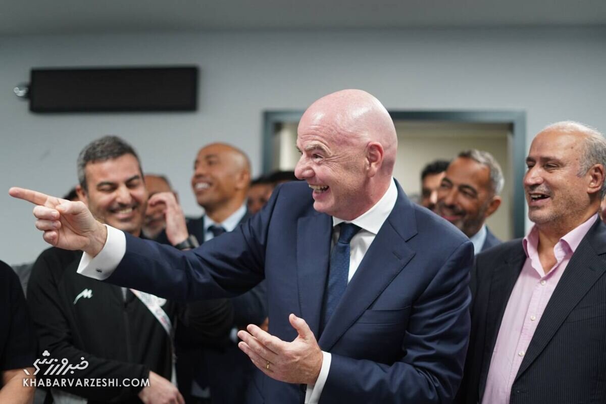 خندههای اجباری تیم ملی در رختکن بعد از شکست تلخ! + تصاویر | حضور اینفانتینو رییس فیفا در رختکن تیم ملی