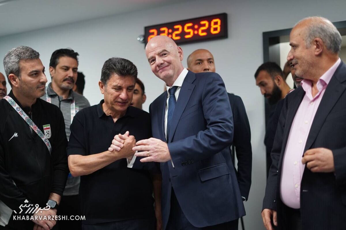 خندههای اجباری تیم ملی در رختکن بعد از شکست تلخ! + تصاویر | حضور اینفانتینو رییس فیفا در رختکن تیم ملی