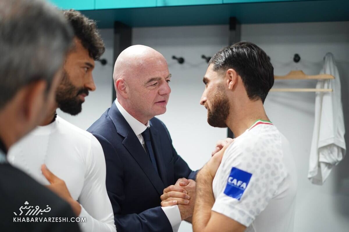 خندههای اجباری تیم ملی در رختکن بعد از شکست تلخ! + تصاویر | حضور اینفانتینو رییس فیفا در رختکن تیم ملی