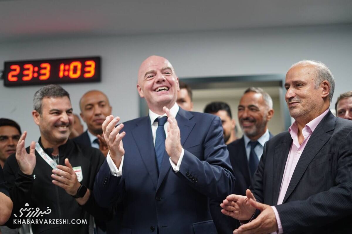 خندههای اجباری تیم ملی در رختکن بعد از شکست تلخ! + تصاویر | حضور اینفانتینو رییس فیفا در رختکن تیم ملی