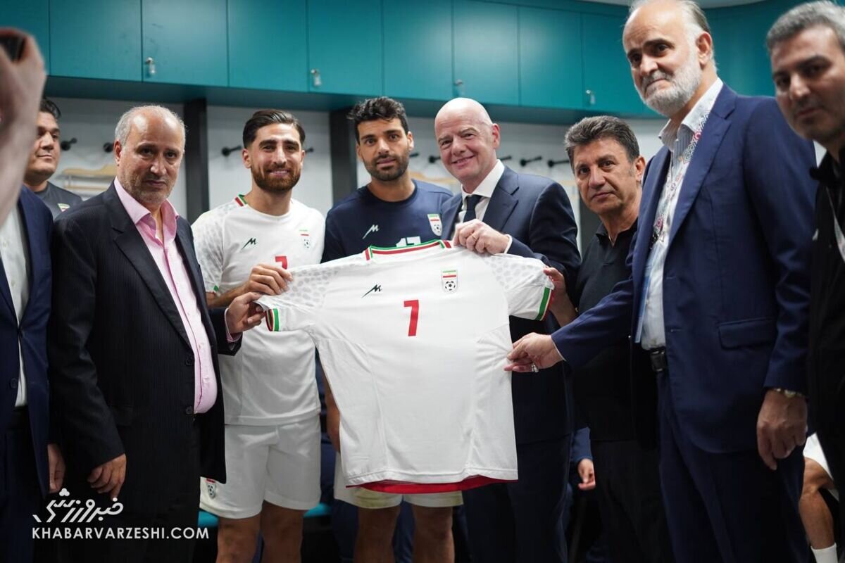 خندههای اجباری تیم ملی در رختکن بعد از شکست تلخ! + تصاویر | حضور اینفانتینو رییس فیفا در رختکن تیم ملی