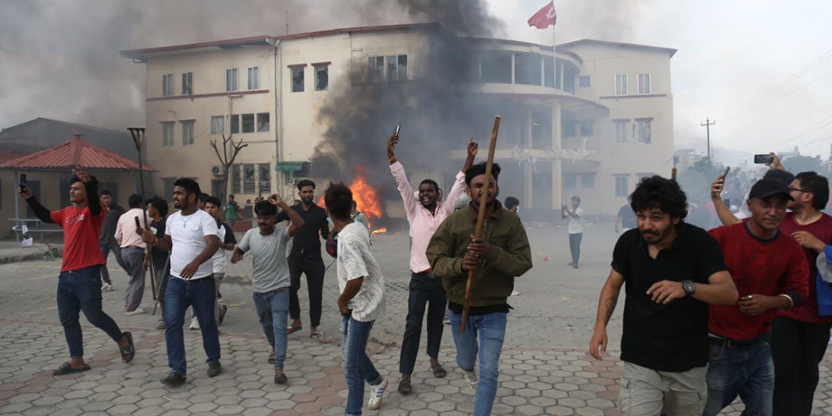 وزیر دارایی نپال در حال فرار از دست معترضان آتش زدن منازل حكومتي در نپال