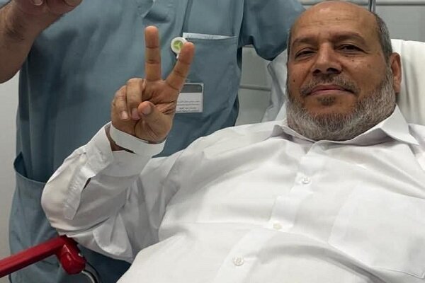 انتشار اولین تصویر از خلیل الحیه ساعاتی پس از حمله اسرائیل | حرکت جالب رهبر ارشد حماس روی تخت بیمارستان