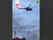 فرار عجیب هلیکوپتری مقامات+ ویدئو؛ آویزان از یکدیگر و همه آویزان از هلیکوپتر!