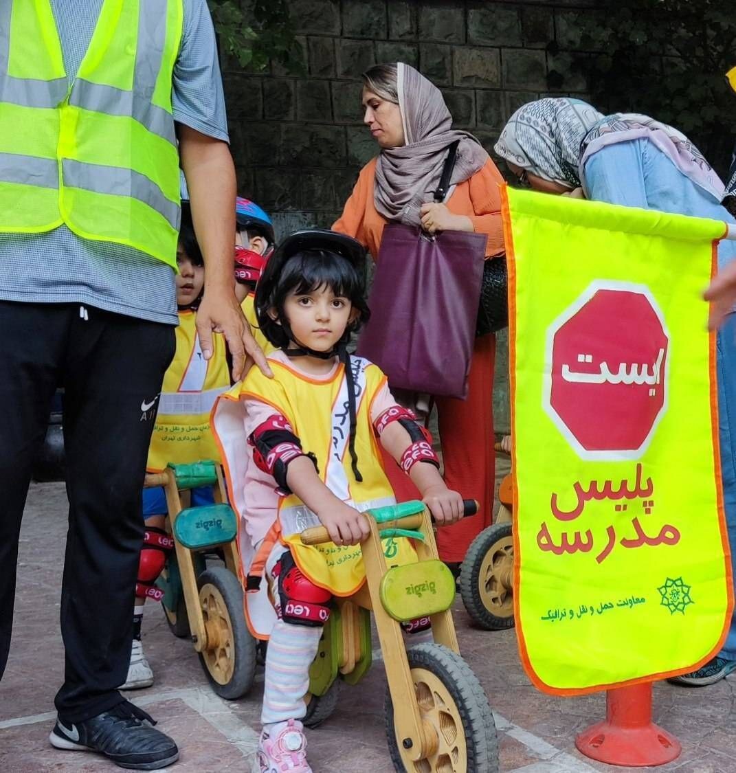 کودک دوچرخه سوار