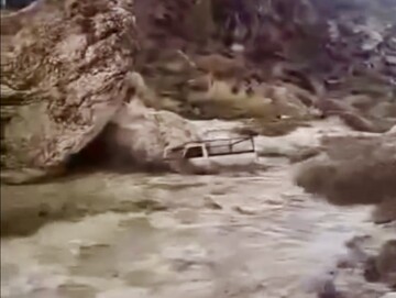 لحظات حرکت سیل وحشتناک در این نقطه از کشور | وانت بار با موج سنگین سیل رفت + فیلم