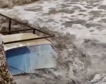 تصاویر جدید هولناک گیر افتادن خودرو در سیل | هشدارهای هواشناسی را جدی بگیرید + فیلم