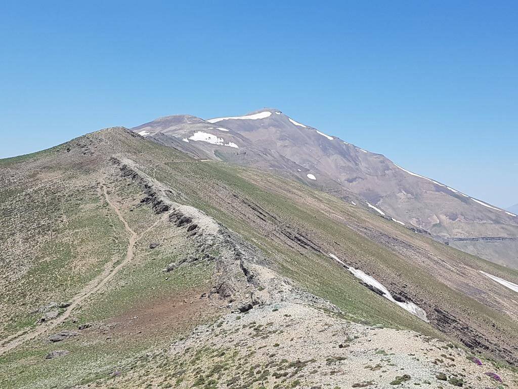 قله لزون شرقی یا پیازچال