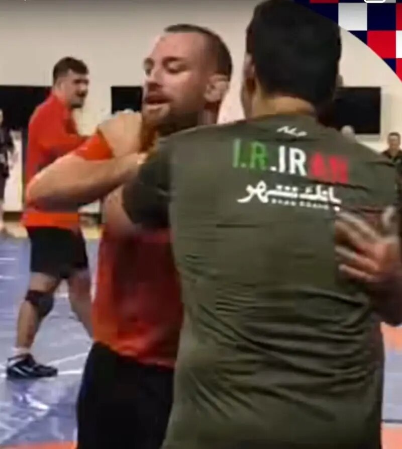 حضور دیوید تیلور در اردوی تیم ملی کشتی ایران | خوش و بش قهرمان آمریکایی با کشتی گیران ایرانی | عکس