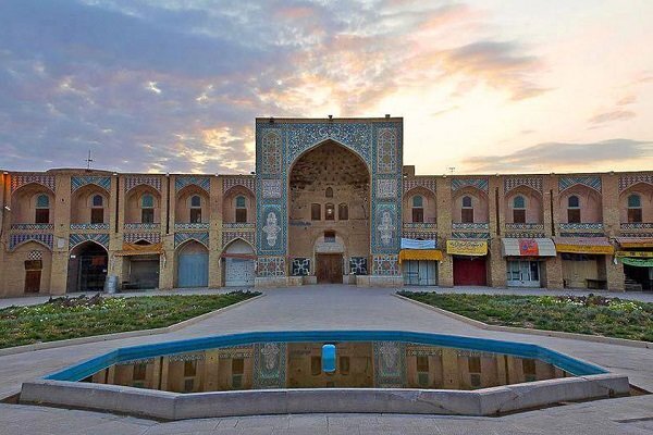 ماجرای بستنی فروشی در کارونسرای گنجعلی‌ خان + توضیح مسئولان 