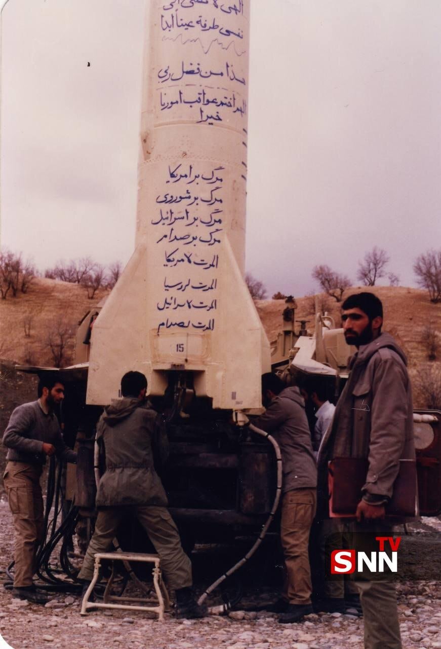 تصویر کمتر دیده شده از شهید طهرانیمقدم و شهید محمود باقری در حال آمادهسازی پرتاب موشک، دهه شصت