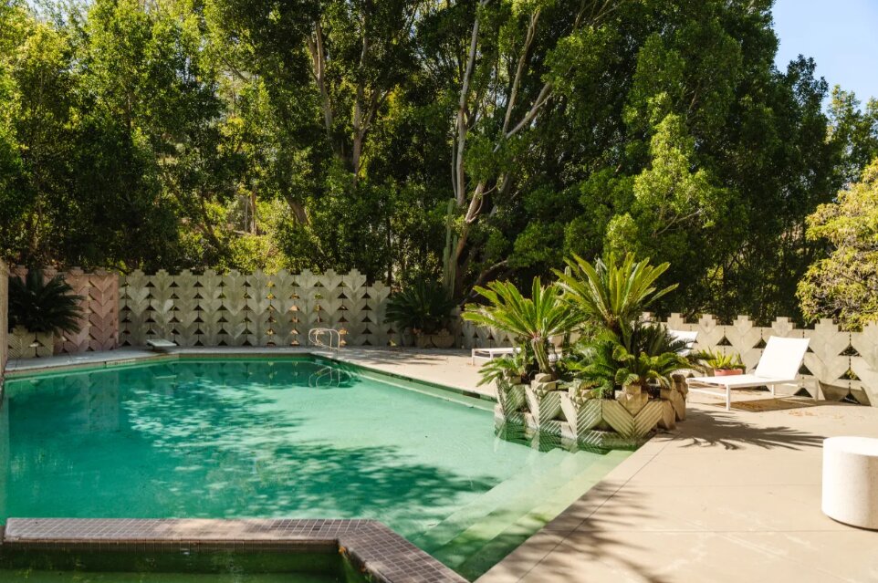 خانه زیبای کارگردان مشهور در هالیوود به فروش گذاشته شد | قیمت؟ ۱۵ میلیون دلار