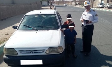 به چشم‌هایتان باور نمی‌کنید | این ۲ کودک با پراید ویراژ می دادند