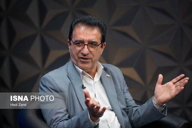 لباس اجتماعی برای زن و مرد طراحی میکنیم