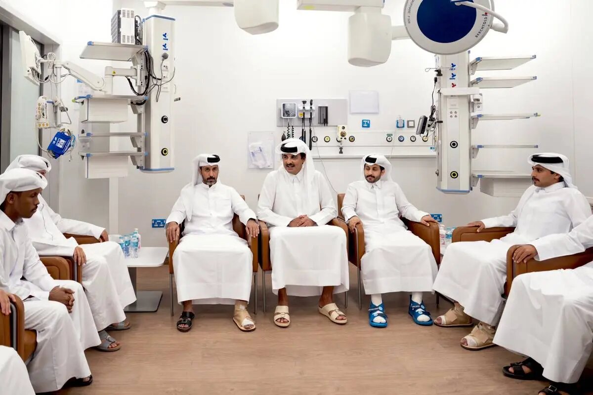 عیادت امیر قطر از مجروحان حمله اسرائیل به دوحه | تصاویر