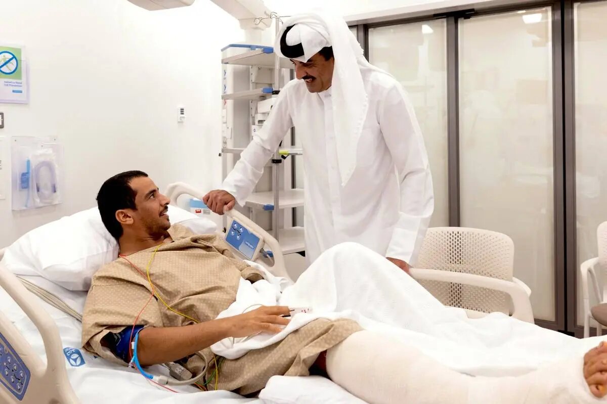 عیادت امیر قطر از مجروحان حمله اسرائیل به دوحه | تصاویر