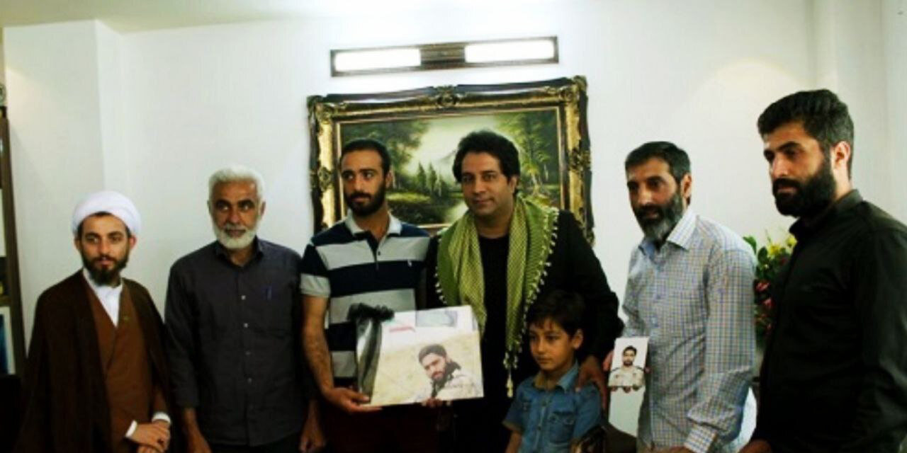 دیدار مرحوم امیدجهان با خانواده شهید رضا حاجی زاده | تصاویر