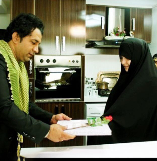 دیدار مرحوم امیدجهان با خانواده شهید رضا حاجی زاده | تصاویر