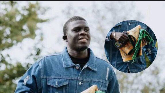 ستاره فوتبالی که با جانماز به ورزشگاه میرود | تصاویر