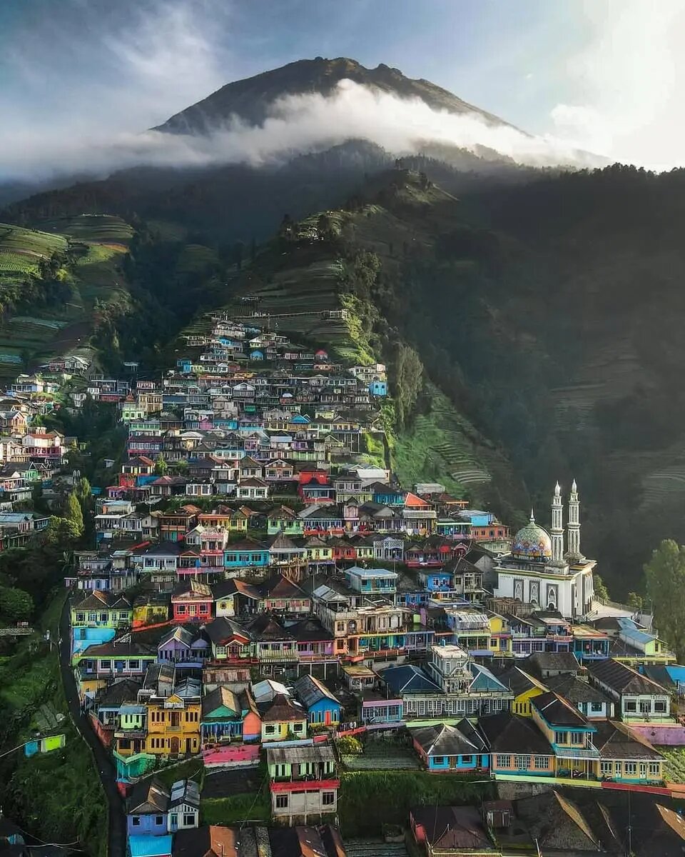 روستای رنگین کمانی و مسجد بیت التقوی در میان خانه‌های رنگارنگ | تصاویر