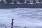 لحظه حادثه هولناک؛ دریا زن را بلعید و مرد را به ساحل هل داد! | هیچ اثری از زن نیست! + فیلم