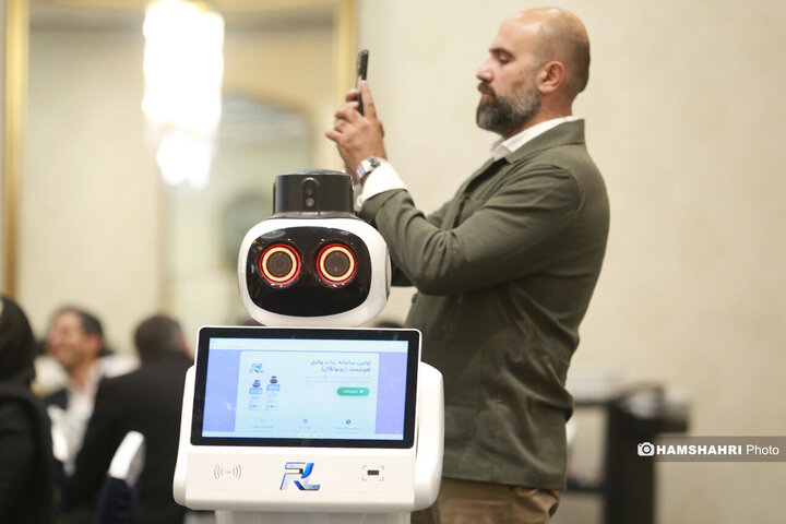 رونمایی از روبات وکیل