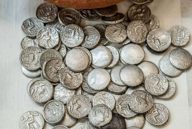 کشف سکههای ۲۳۰۰ ساله اسکندرنشان در بیابانهای امارات | عکس