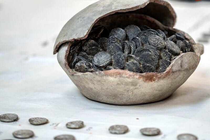 کشف سکههای ۲۳۰۰ ساله اسکندرنشان در بیابانهای امارات | عکس