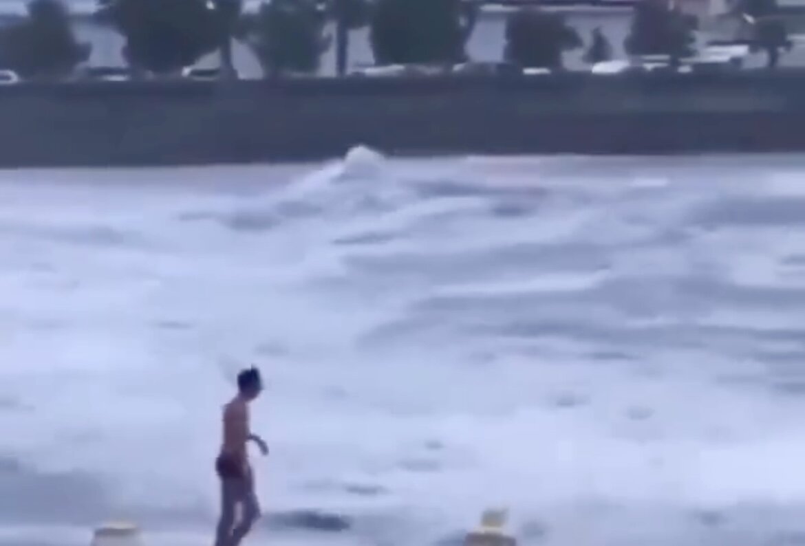 لحظه حادثه هولناک؛ دریا زن را بلعید و مرد را به ساحل هل داد! | هیچ اثری از زن نیست!