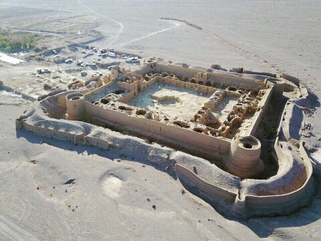 تصاویر زیبای هوایی از قلعه بزرگ خشتی در دل کویر ؛ ببینید | اینجا محل تجمع سپاه نایب حسین کاشی بوده است