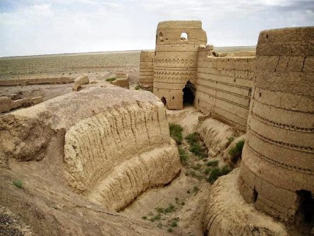 تصاویر زیبای هوایی از قلعه بزرگ خشتی در دل کویر ؛ ببینید | اینجا محل تجمع سپاه نایب حسین کاشی بوده است