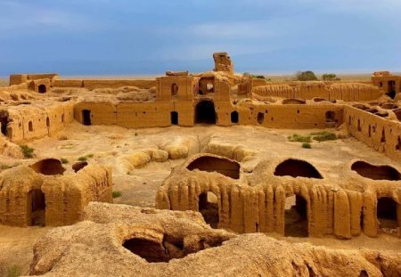 تصاویر زیبای هوایی از قلعه بزرگ خشتی در دل کویر ؛ ببینید | اینجا محل تجمع سپاه نایب حسین کاشی بوده است